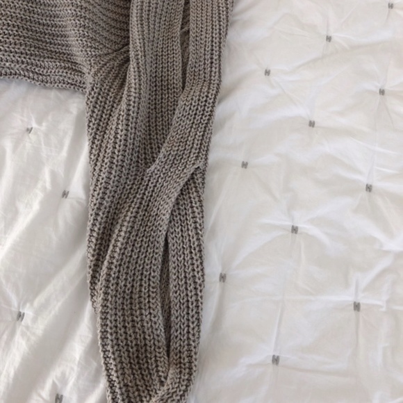 Leith Ribbed Cold Shoulder Sweater - Picture 7 of 8